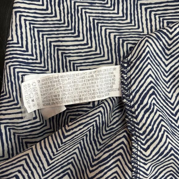 Forever 21 Black & White Chevron Print Blouse – Size L - Picture 5 of 5